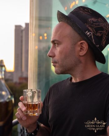 Lanchi bebiendo whisky